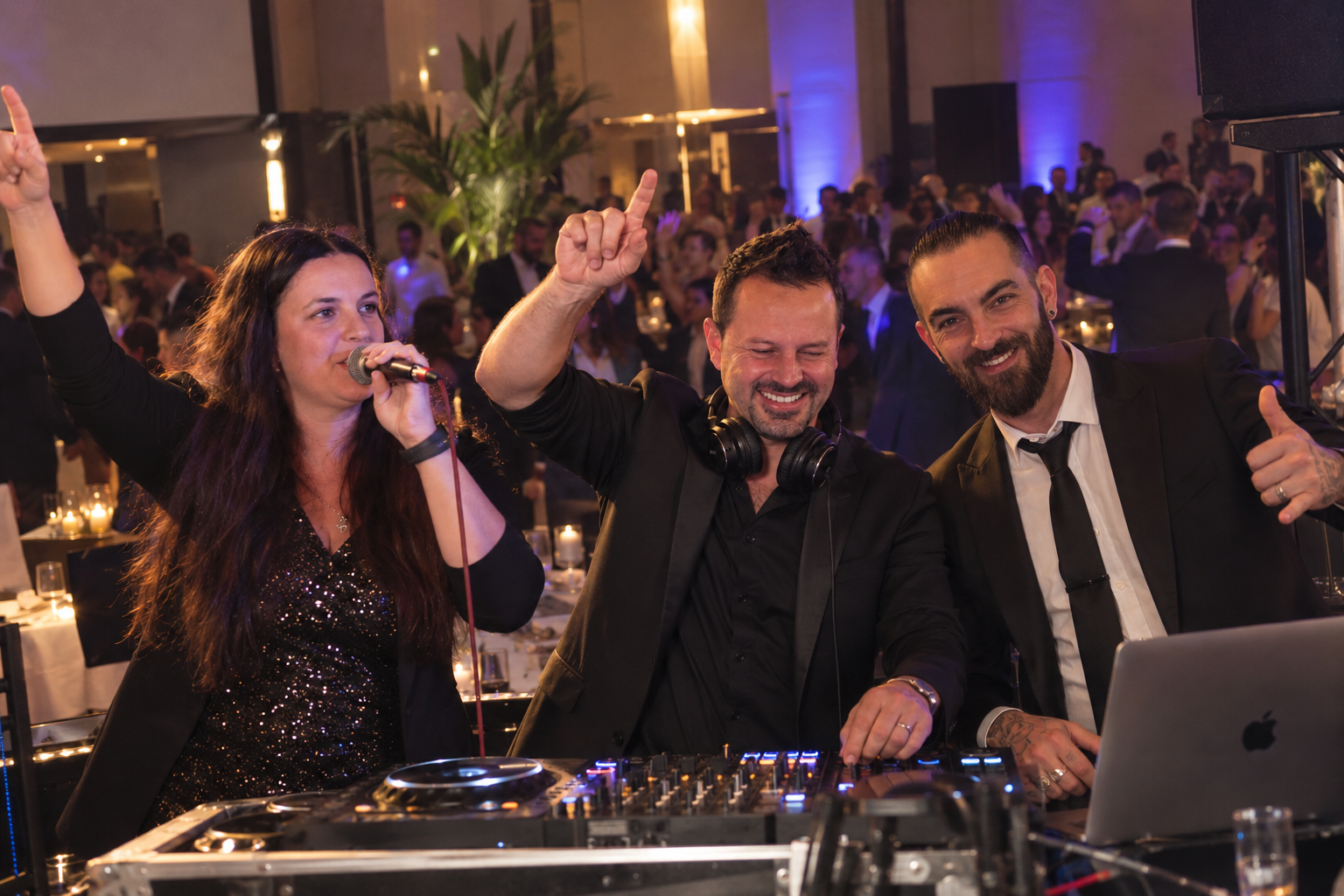 Irene y DjC actuando junto a Jorge en una fiesta de empresa